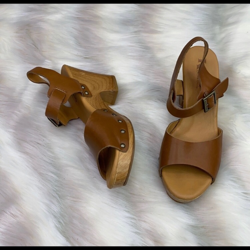 Beautiful korks leather wooden clogs